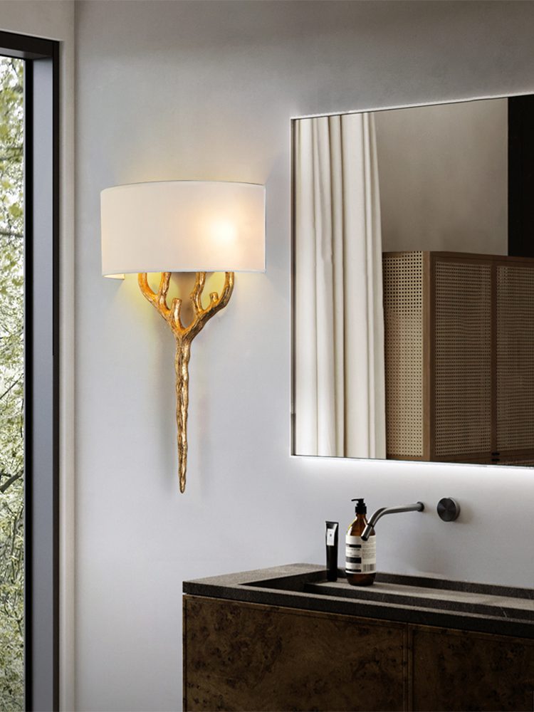Ceryndir vägglampa med horn i mässing