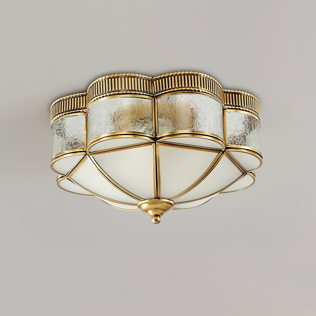 Candeeiro de teto Soliiella clássico e elegante com cúpula de latão e vidro fosco