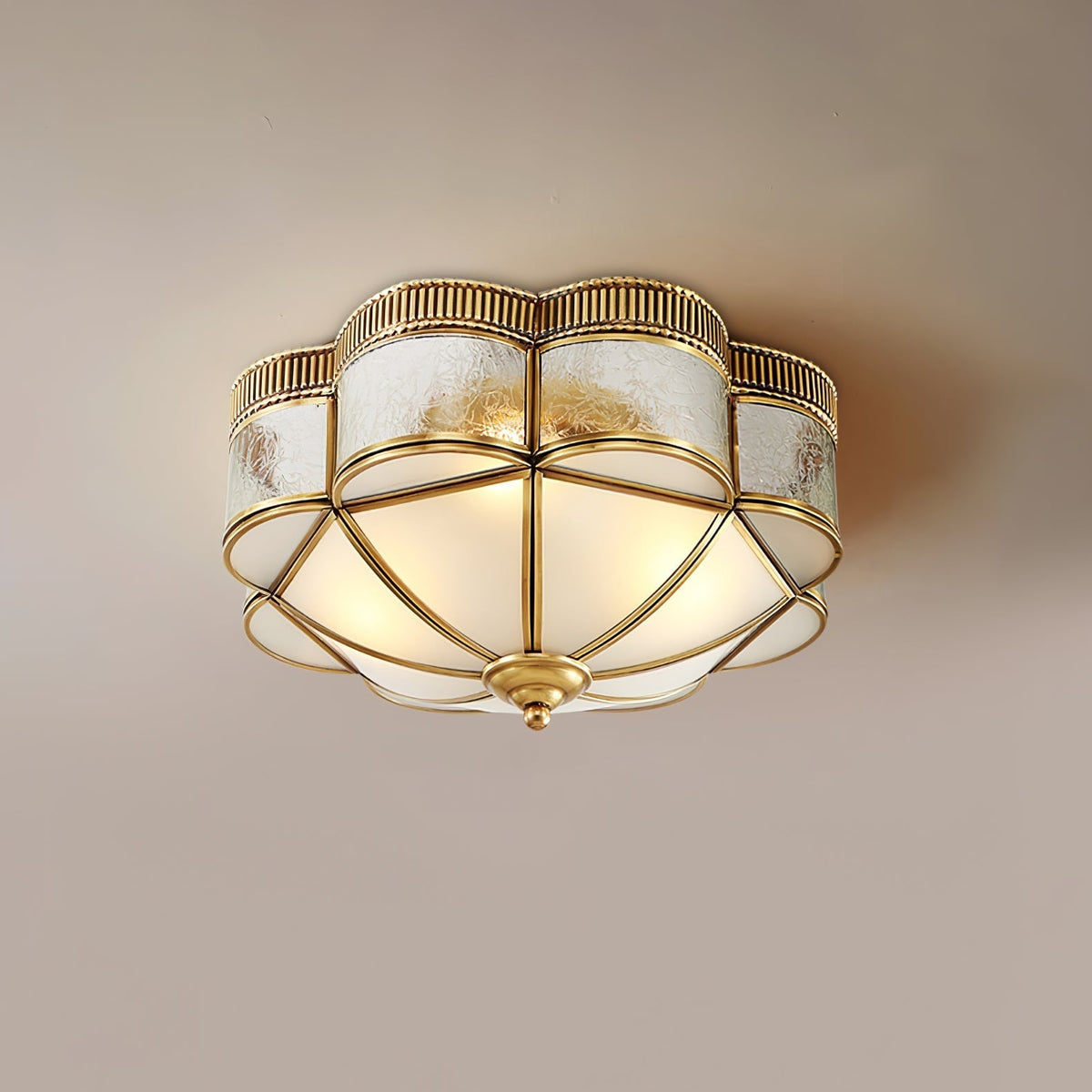 Candeeiro de teto Soliiella clássico e elegante com cúpula de latão e vidro fosco