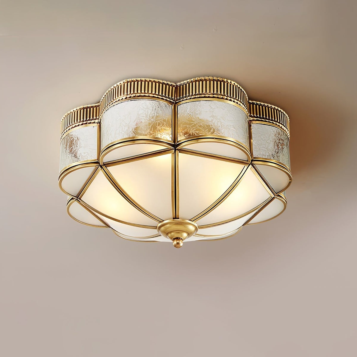 Candeeiro de teto Soliiella clássico e elegante com cúpula de latão e vidro fosco