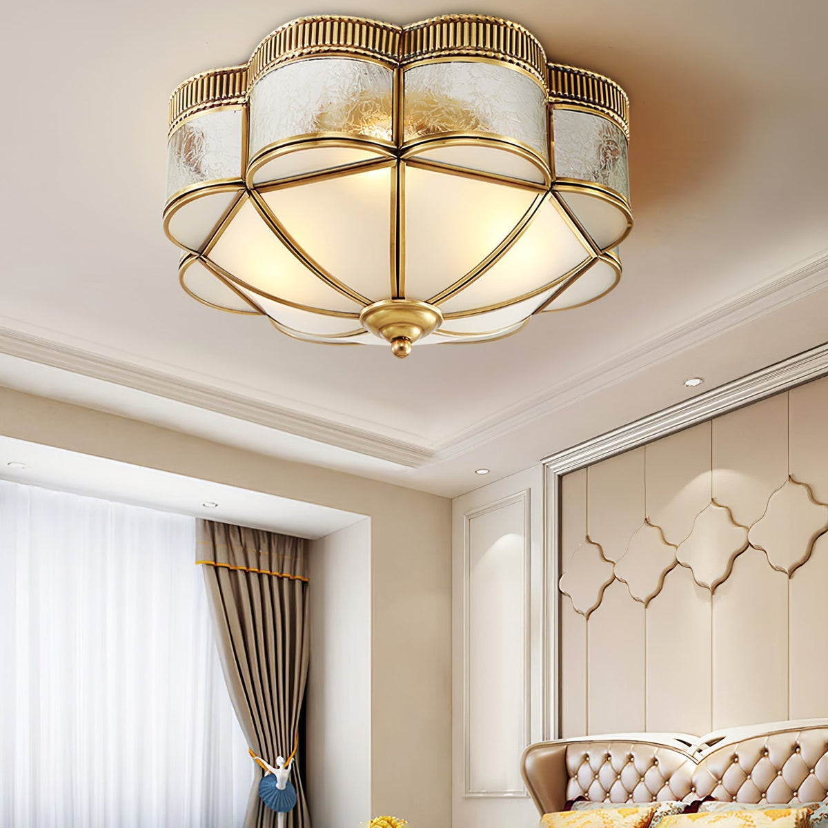 Candeeiro de teto Soliiella clássico e elegante com cúpula de latão e vidro fosco
