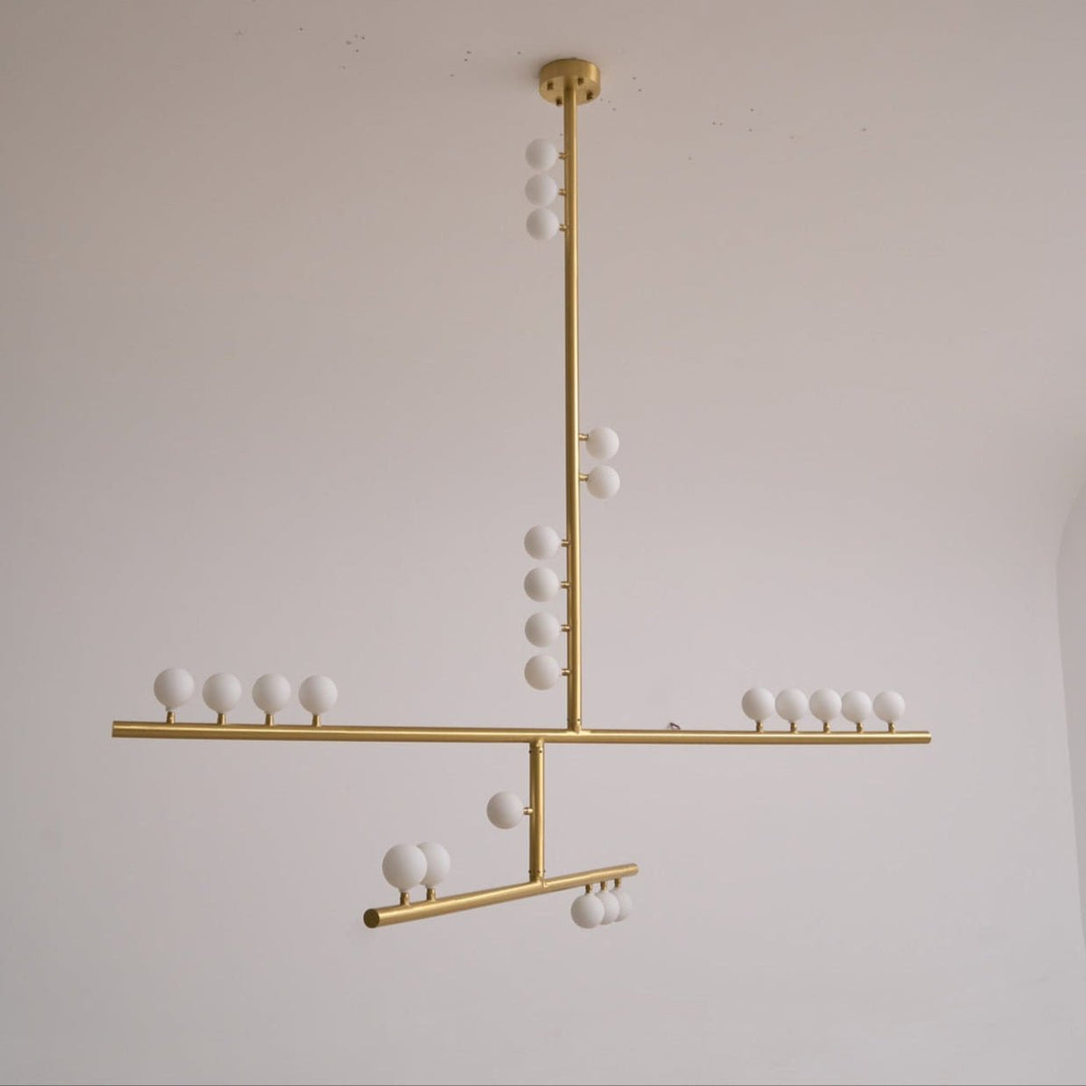 Candeeiro de teto linear geométrico de latão Bara