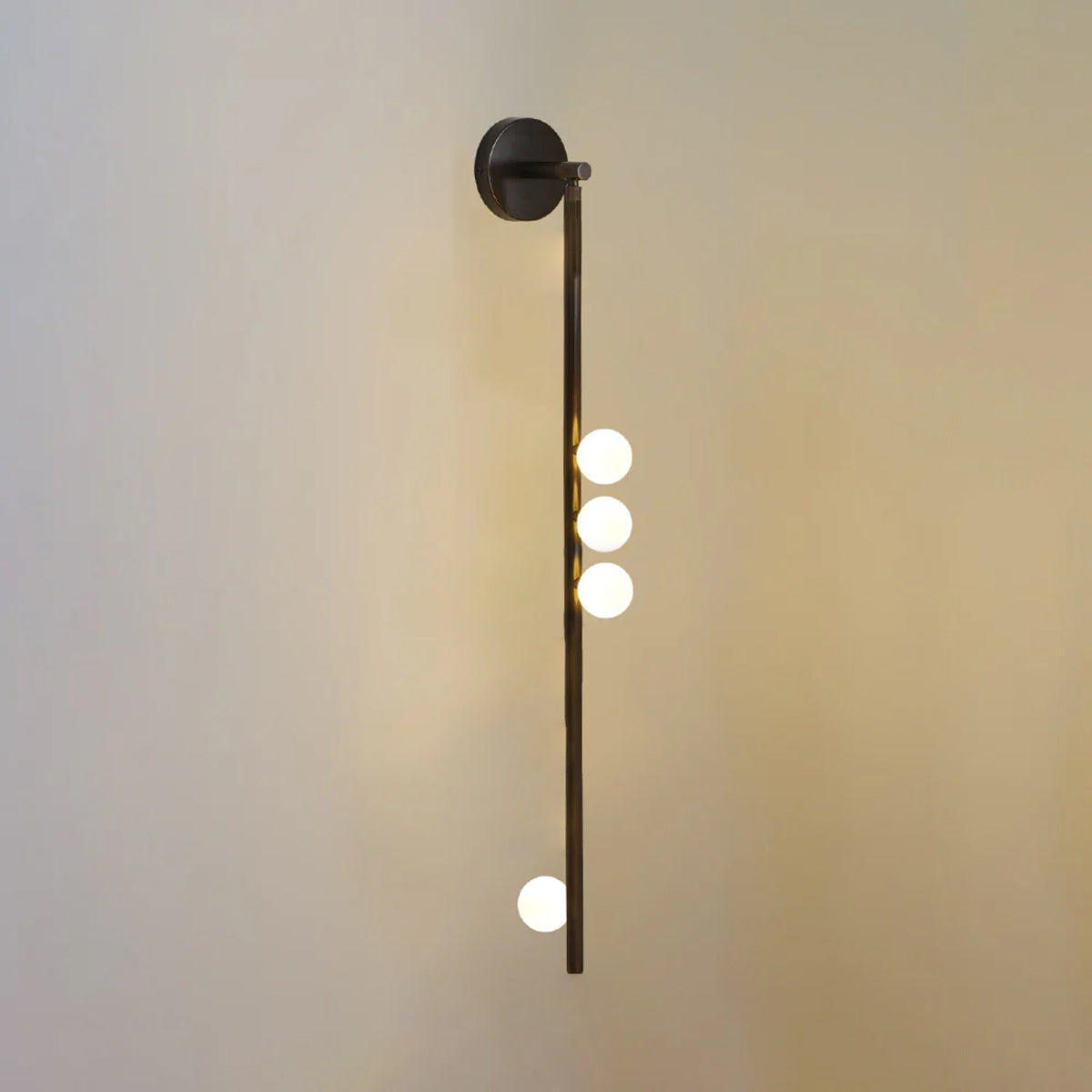 Rory moderne minimalistisk rørformet væglampe i messing og glas