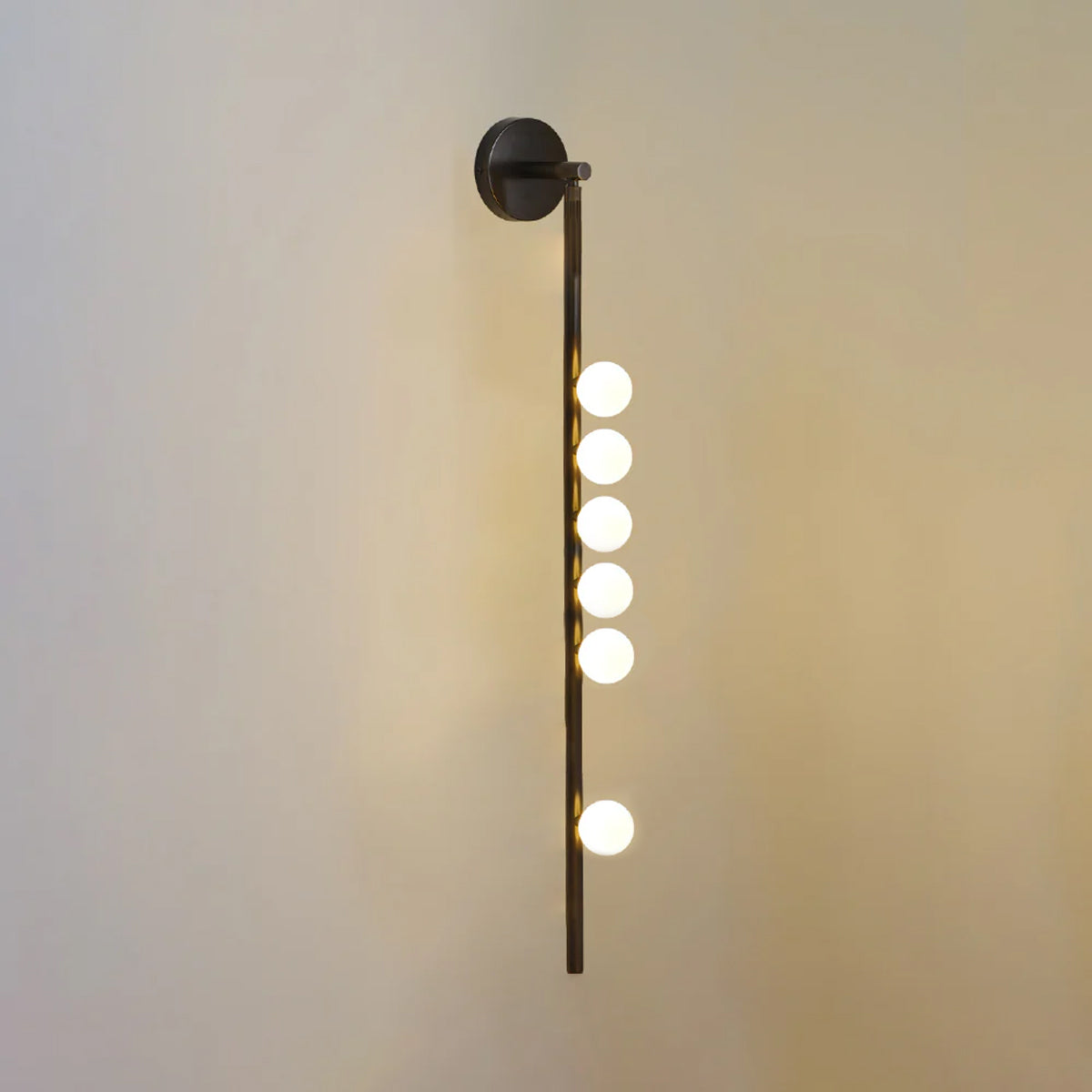 Rory moderne minimalistisk rørformet væglampe i messing og glas