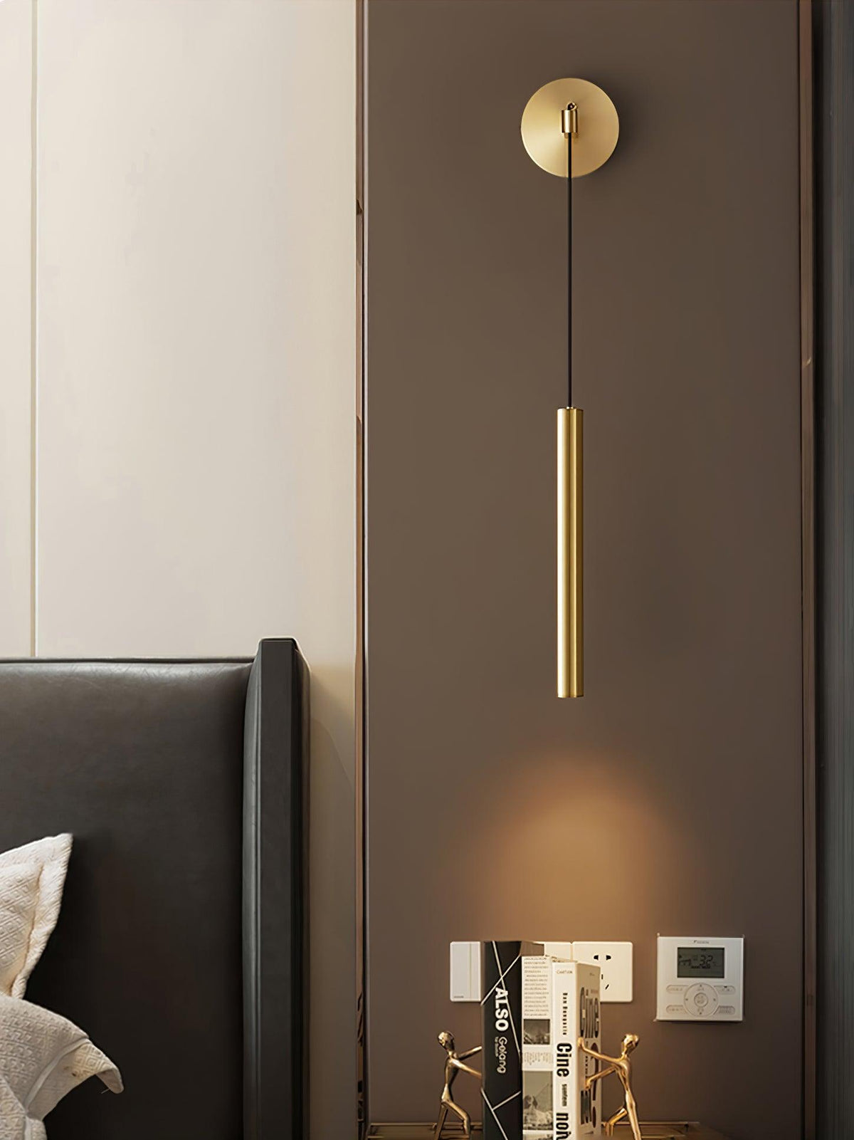 Candeeiro de parede Loxley de linhas modernas e minimalistas, em latão