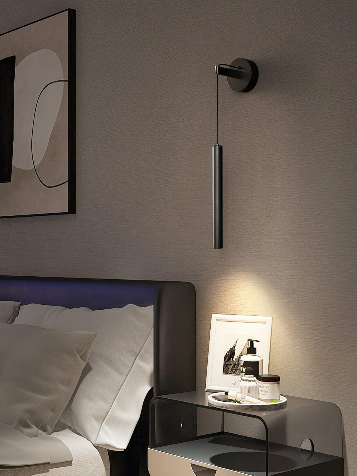 Candeeiro de parede Loxley de linhas modernas e minimalistas, em latão