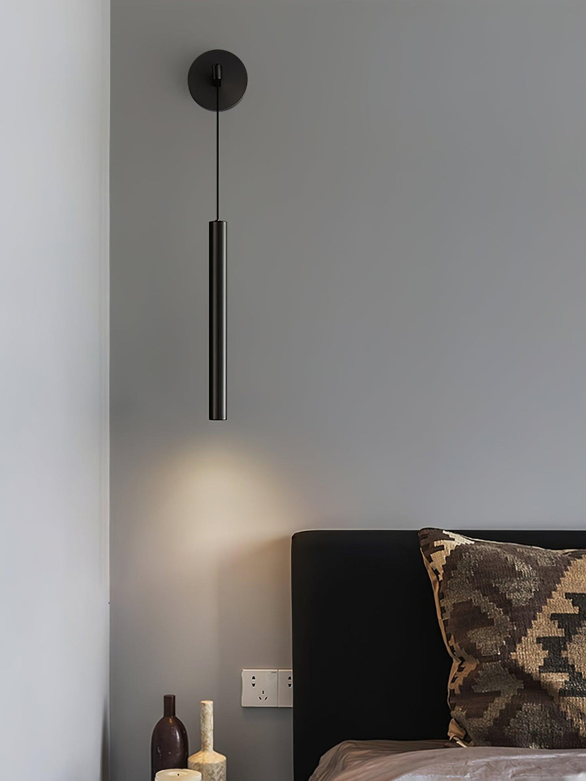Candeeiro de parede Loxley de linhas modernas e minimalistas, em latão