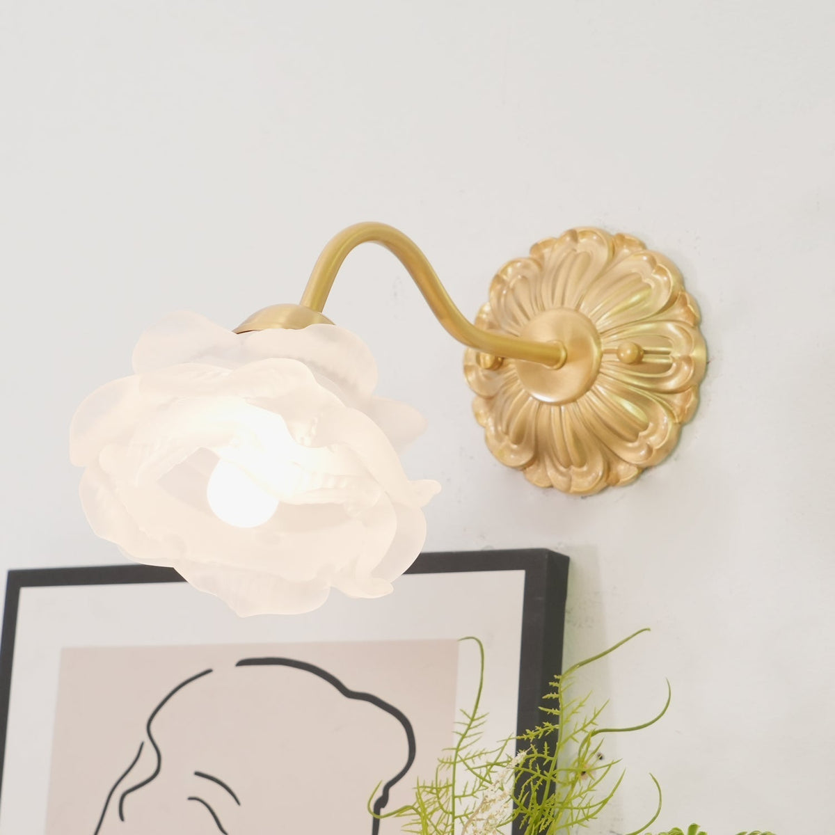 Palo lyxig vägglampa i mässing med blommotiv