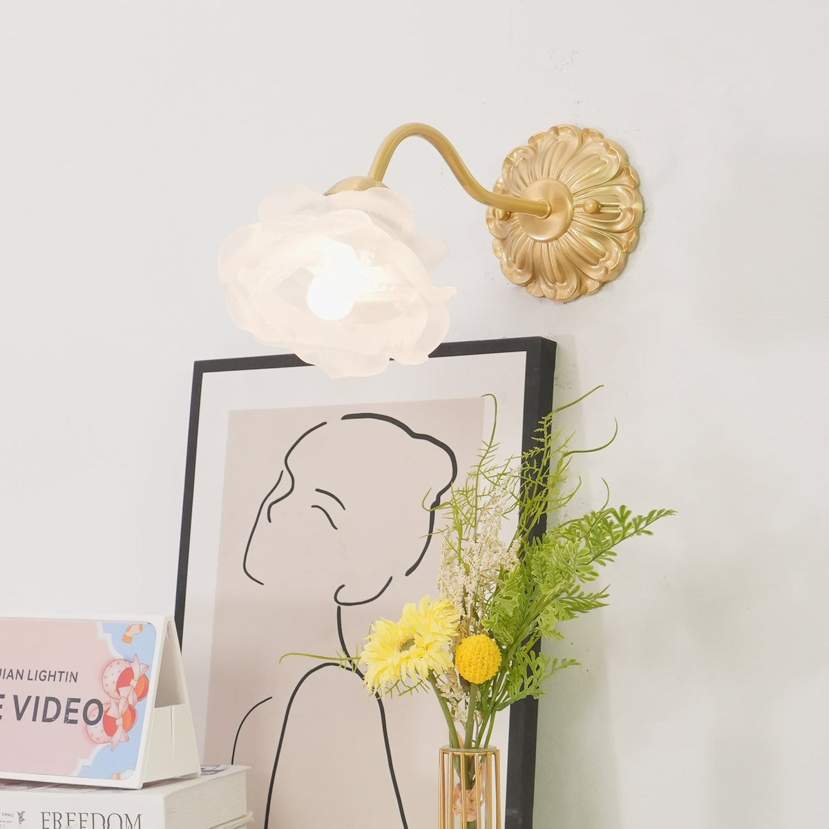 Palo lyxig vägglampa i mässing med blommotiv