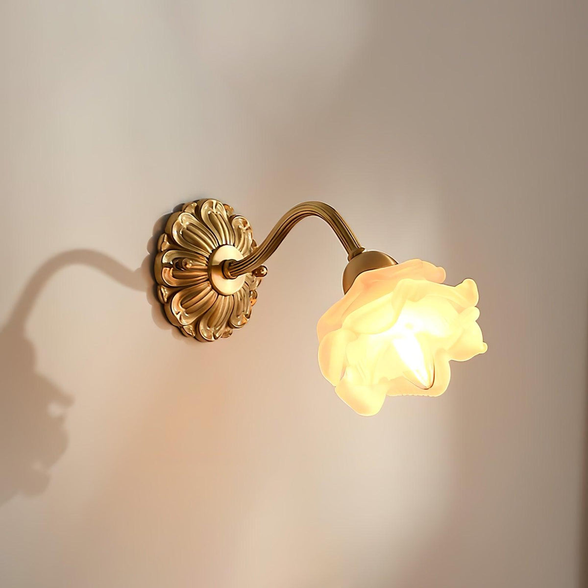 Palo lyxig vägglampa i mässing med blommotiv