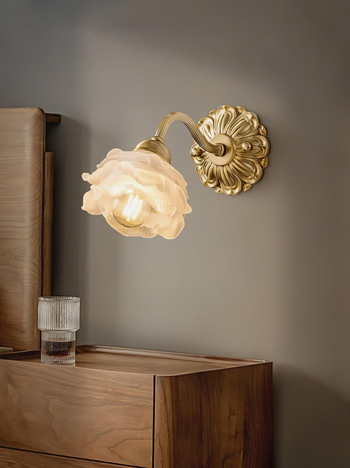 Palo lyxig vägglampa i mässing med blommotiv