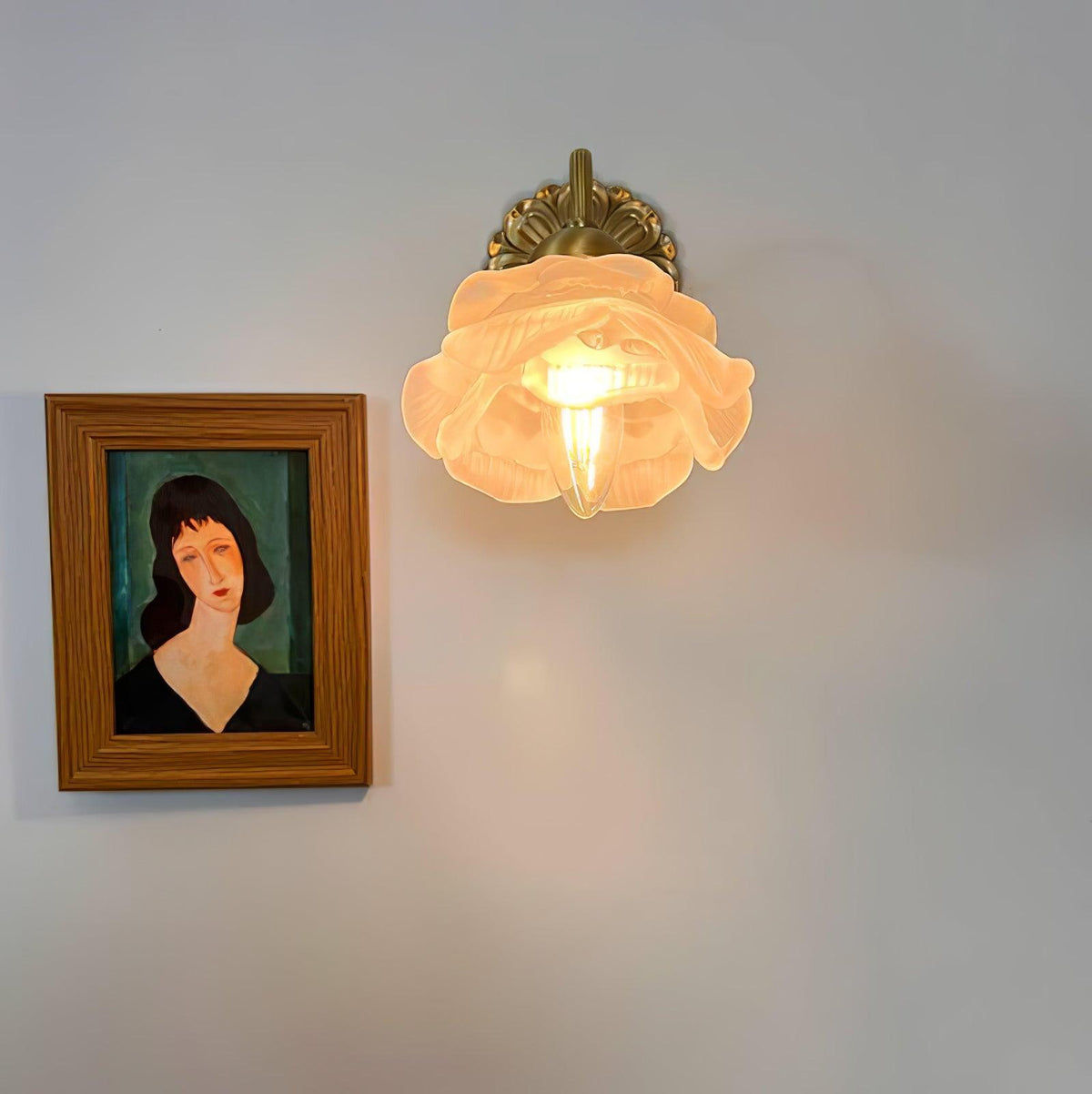 Palo lyxig vägglampa i mässing med blommotiv
