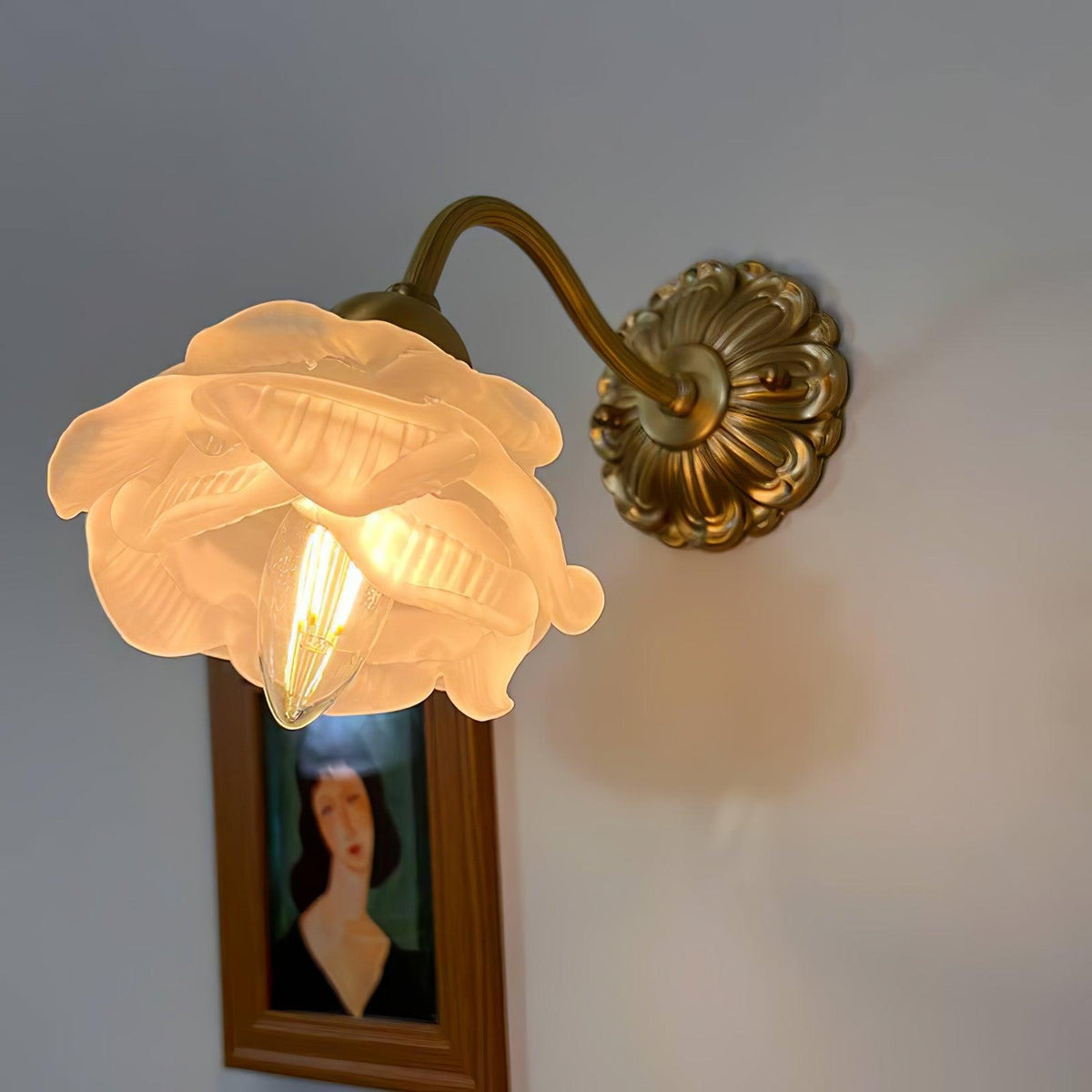 Palo lyxig vägglampa i mässing med blommotiv