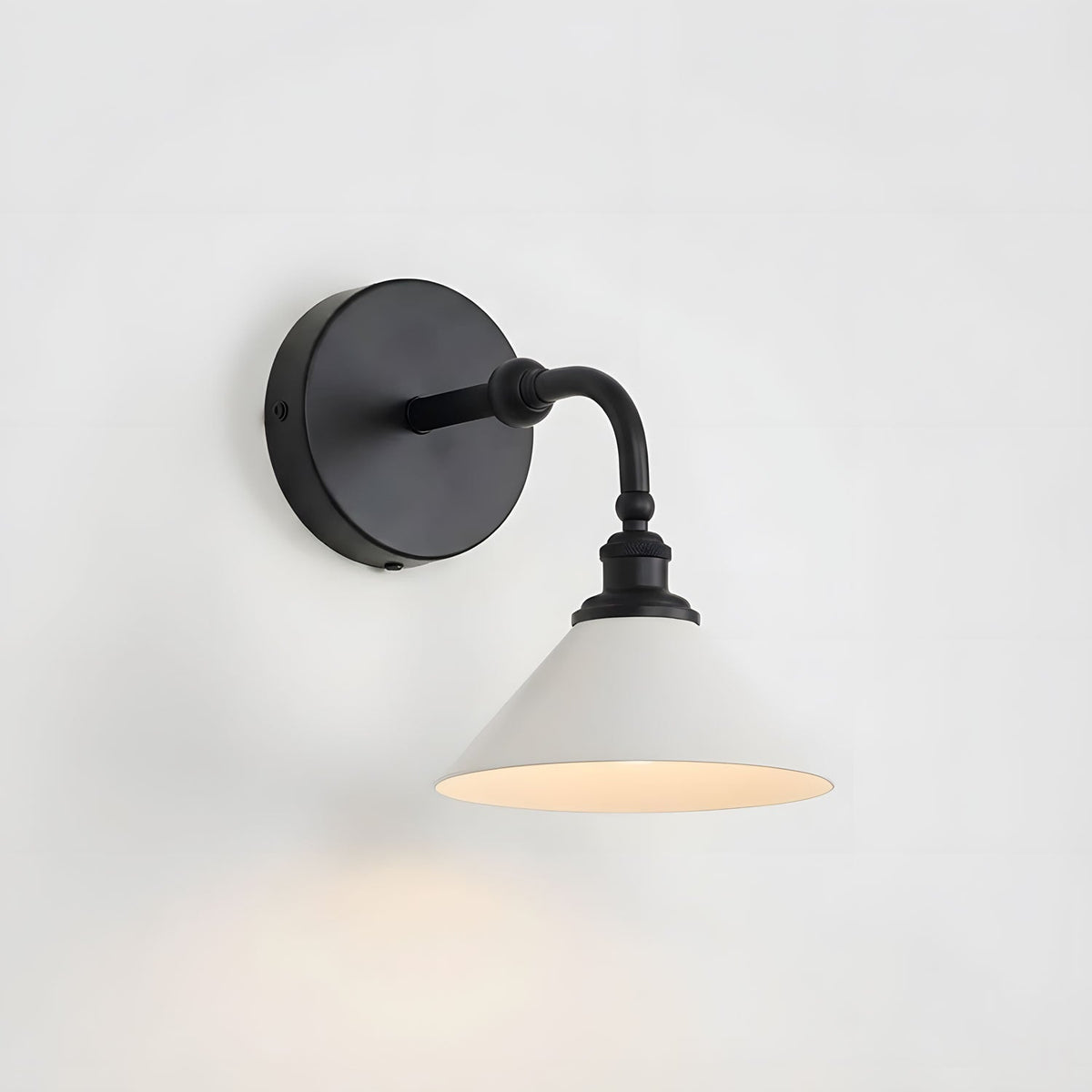 Candeeiro de parede minimalista Dina Valerienne em metal, com formato de chifre