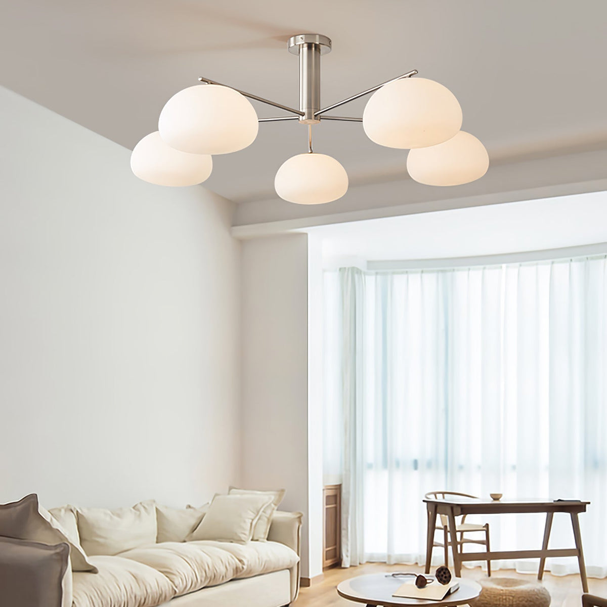 Silva moderni LED-metallinen riippuvalaisin useilla lasipalloilla ja valkoisilla varjostimilla makuuhuoneeseen ja olohuoneeseen, kulta/nikkeli