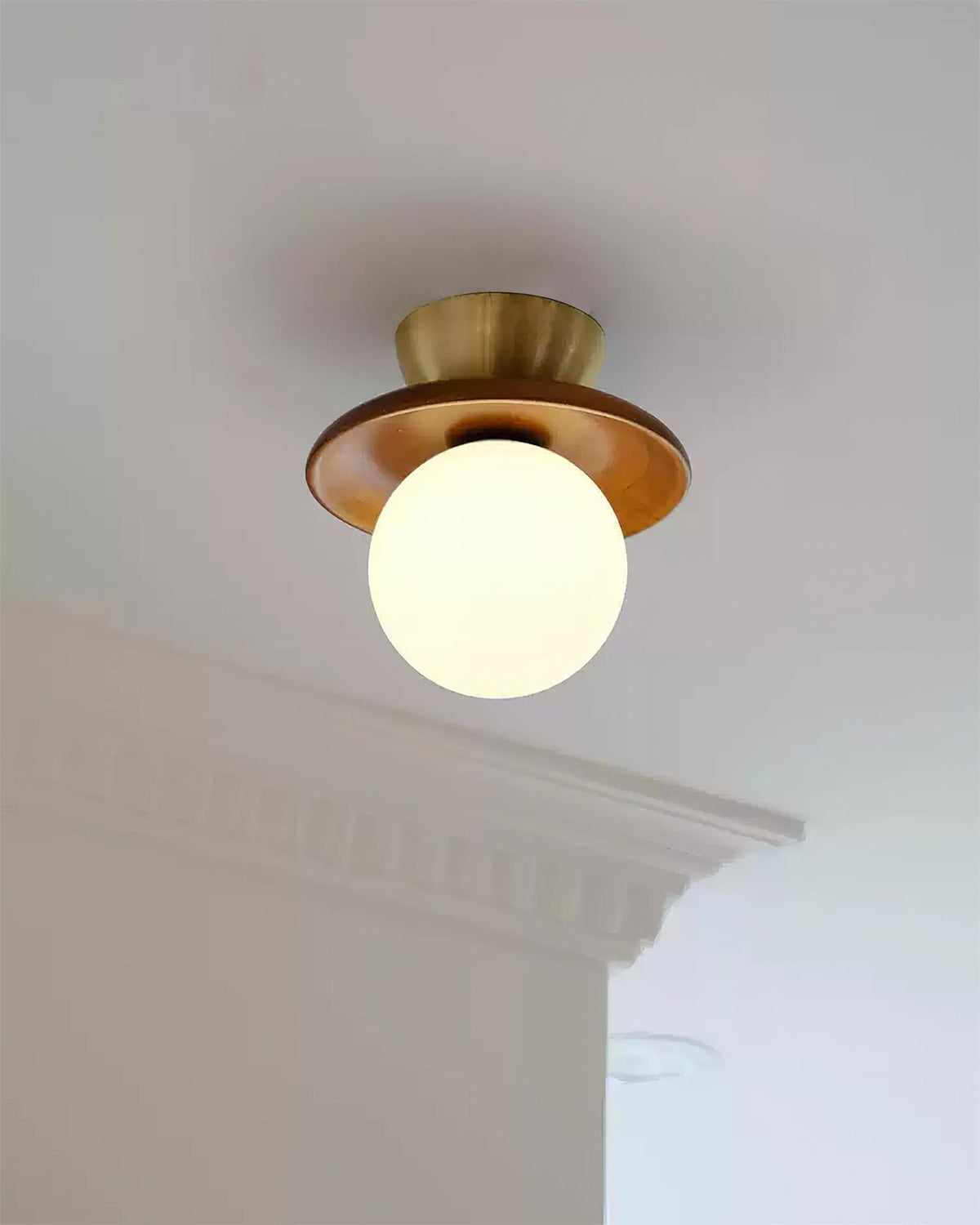 Candeeiro de teto Brody com globo de vidro opalino, latão e nogueira