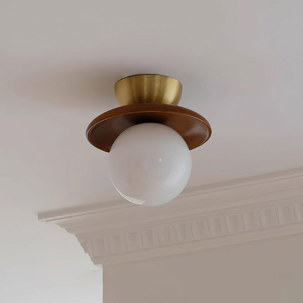 Candeeiro de teto Brody com globo de vidro opalino, latão e nogueira