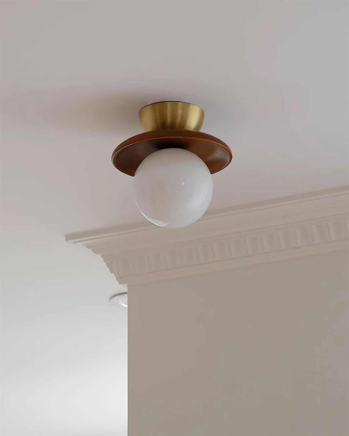 Candeeiro de teto Brody com globo de vidro opalino, latão e nogueira
