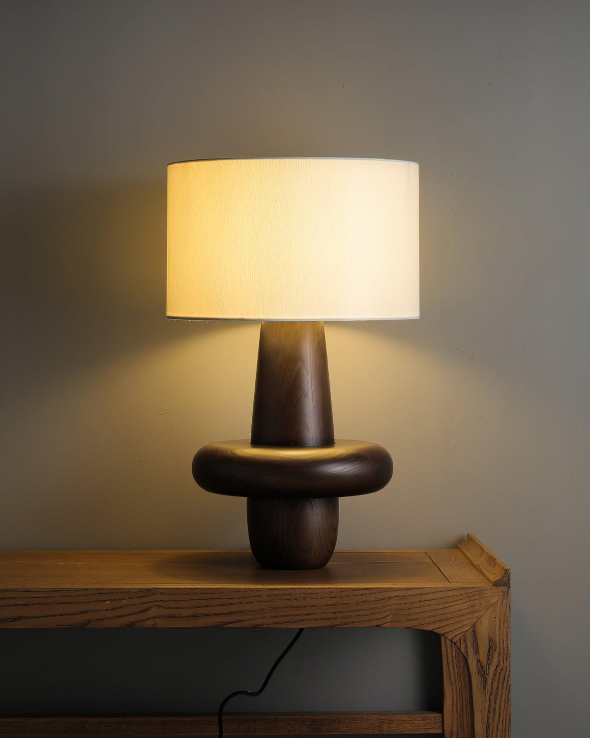 Ring minimalistisk bordslampa i trä