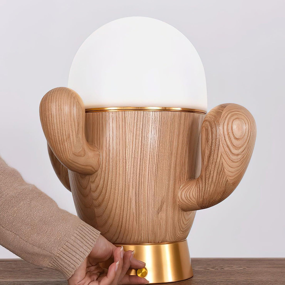 Solivice lekfull bordslampa i trä