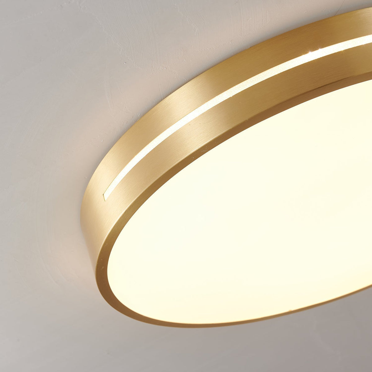 Candeeiro de teto moderno e minimalista em latão Eurcarara