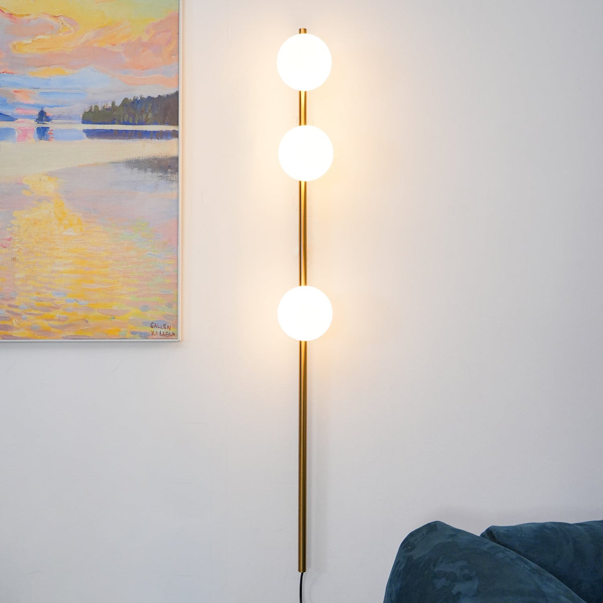 Ultheia moderne minimalistisk væglampe i glas med slik-kugler