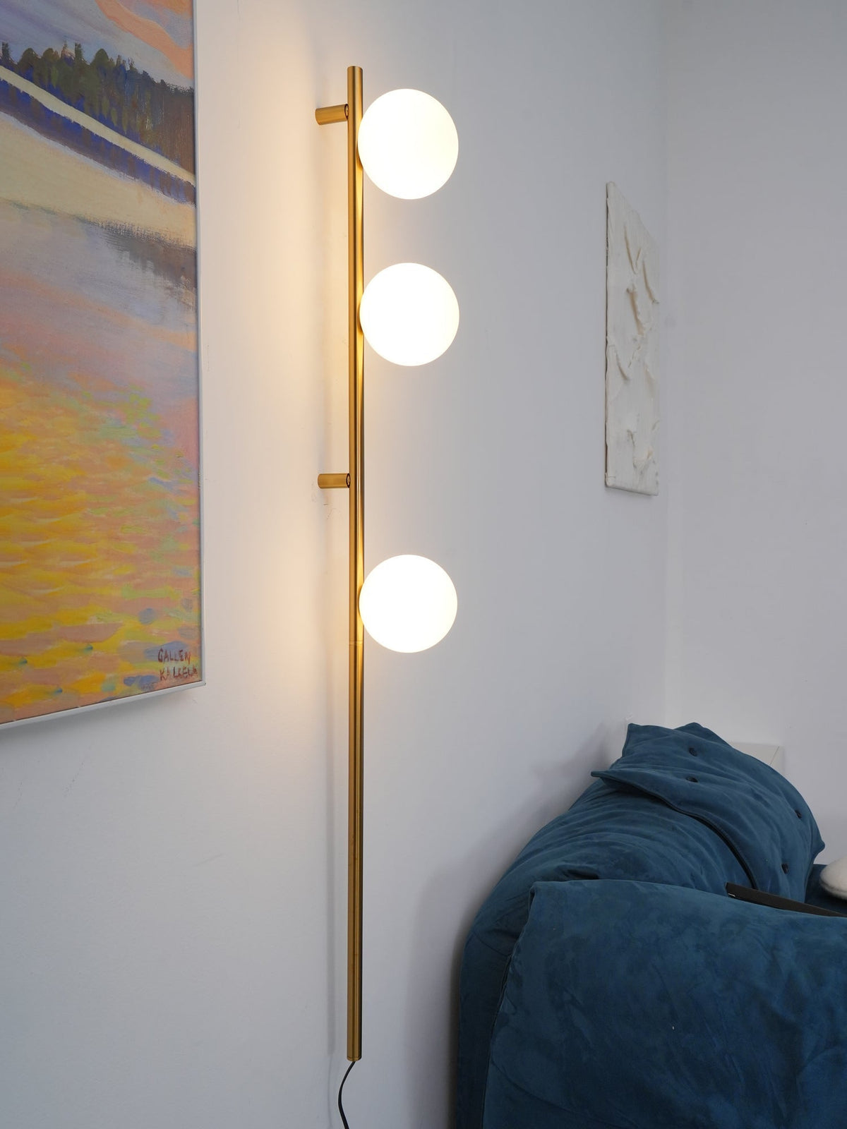 Ultheia moderne minimalistisk væglampe i glas med slik-kugler