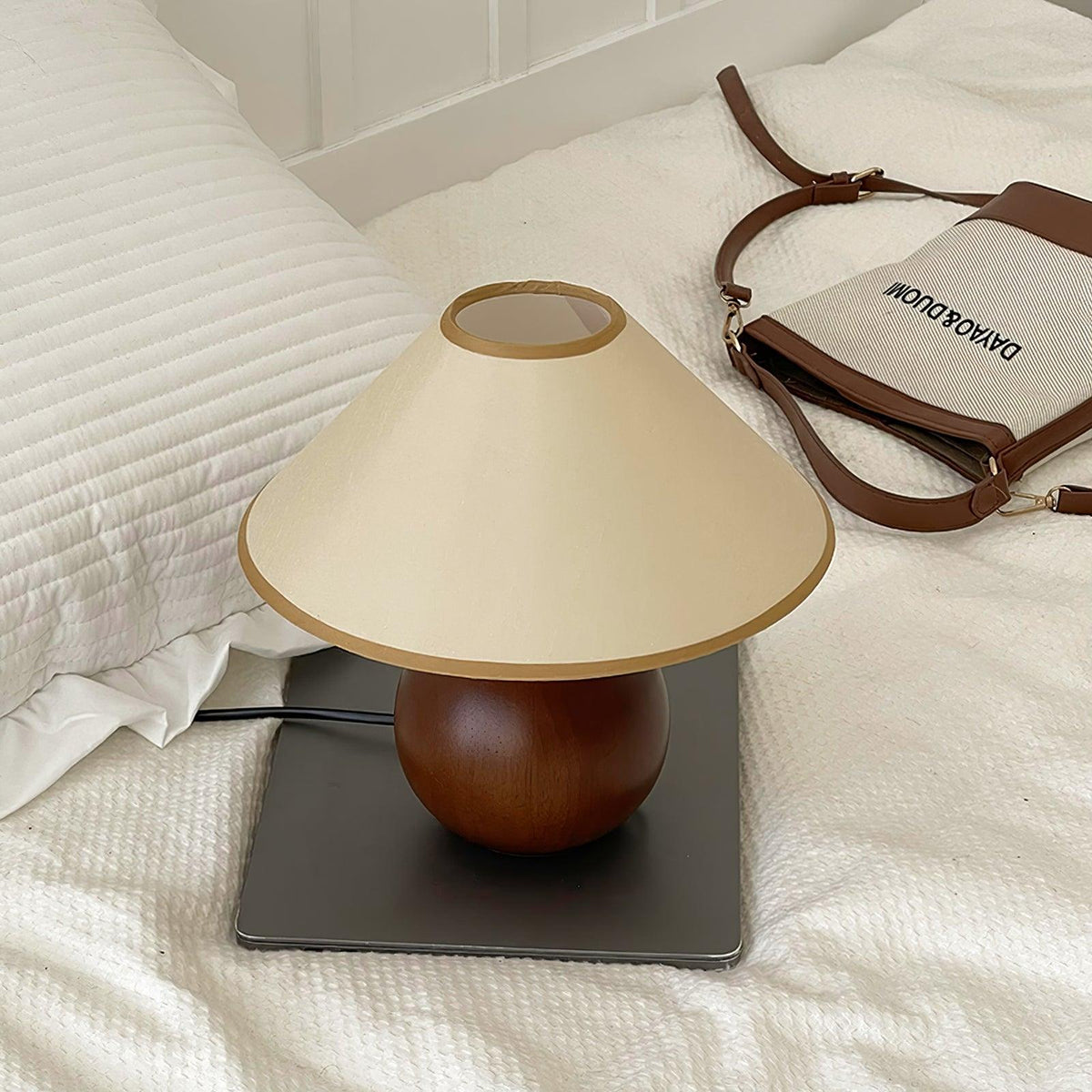 Aveneielle Table Lamp