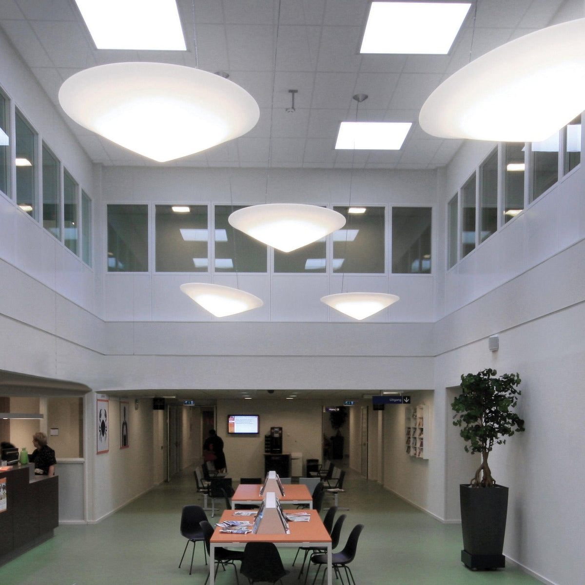 Othian pendellampa polyeten vinklad hatt minimalistisk