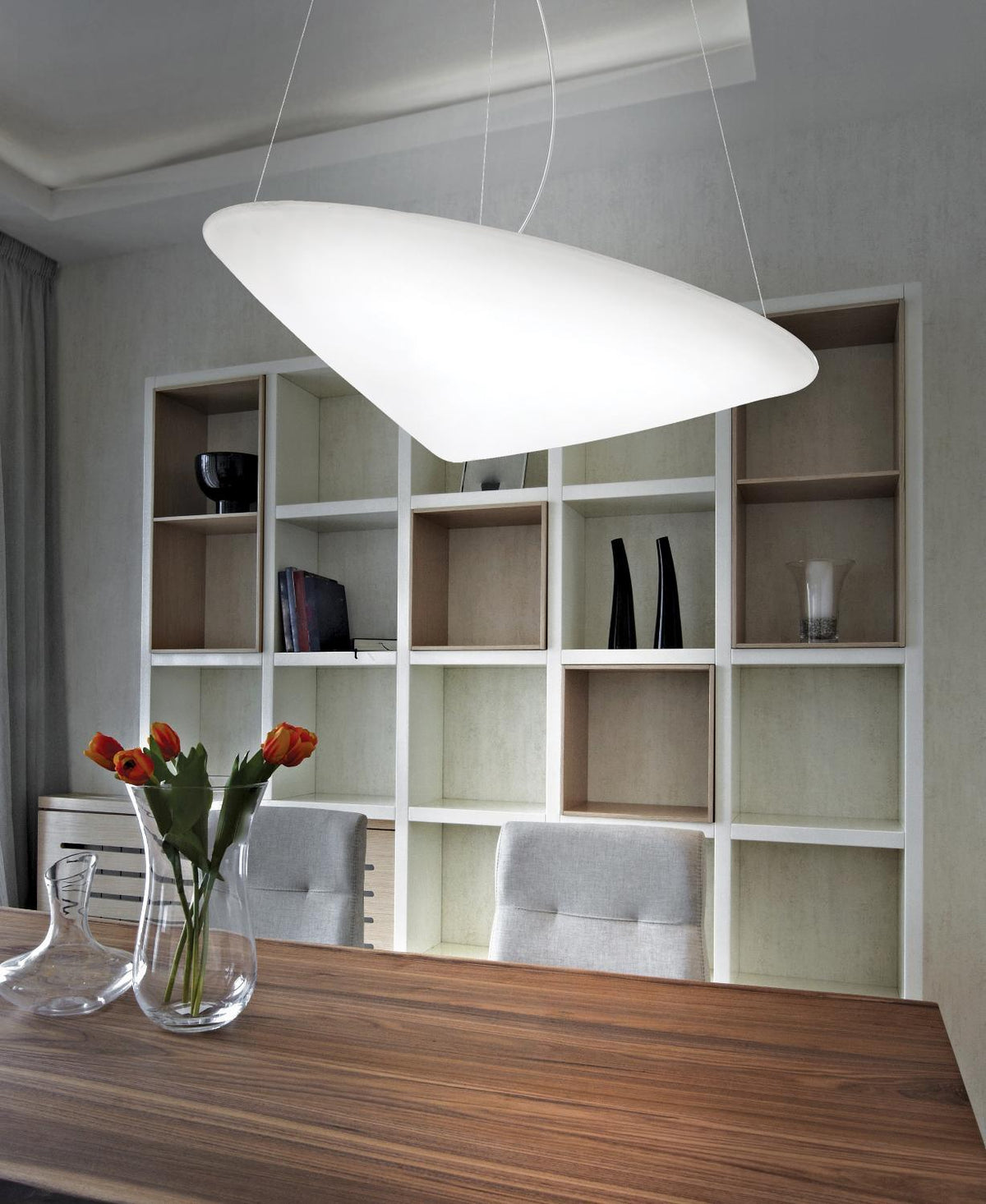 Othian pendellampa polyeten vinklad hatt minimalistisk