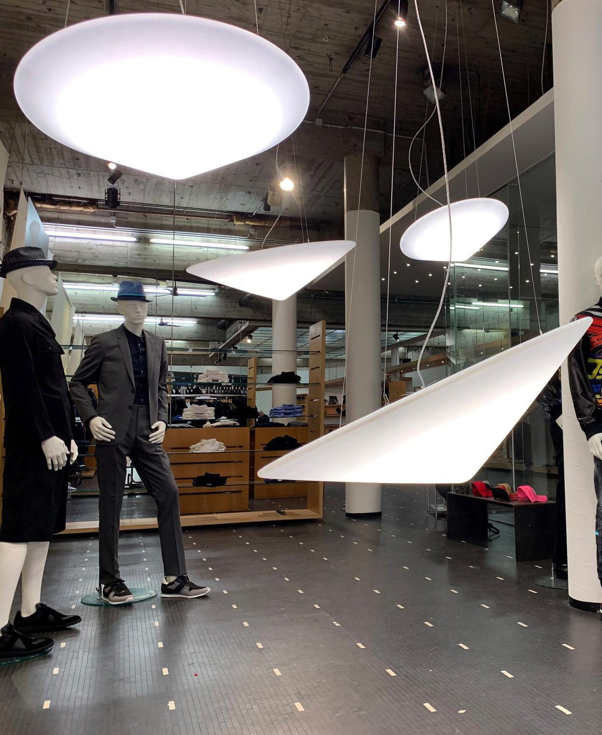 Othian pendellampa polyeten vinklad hatt minimalistisk