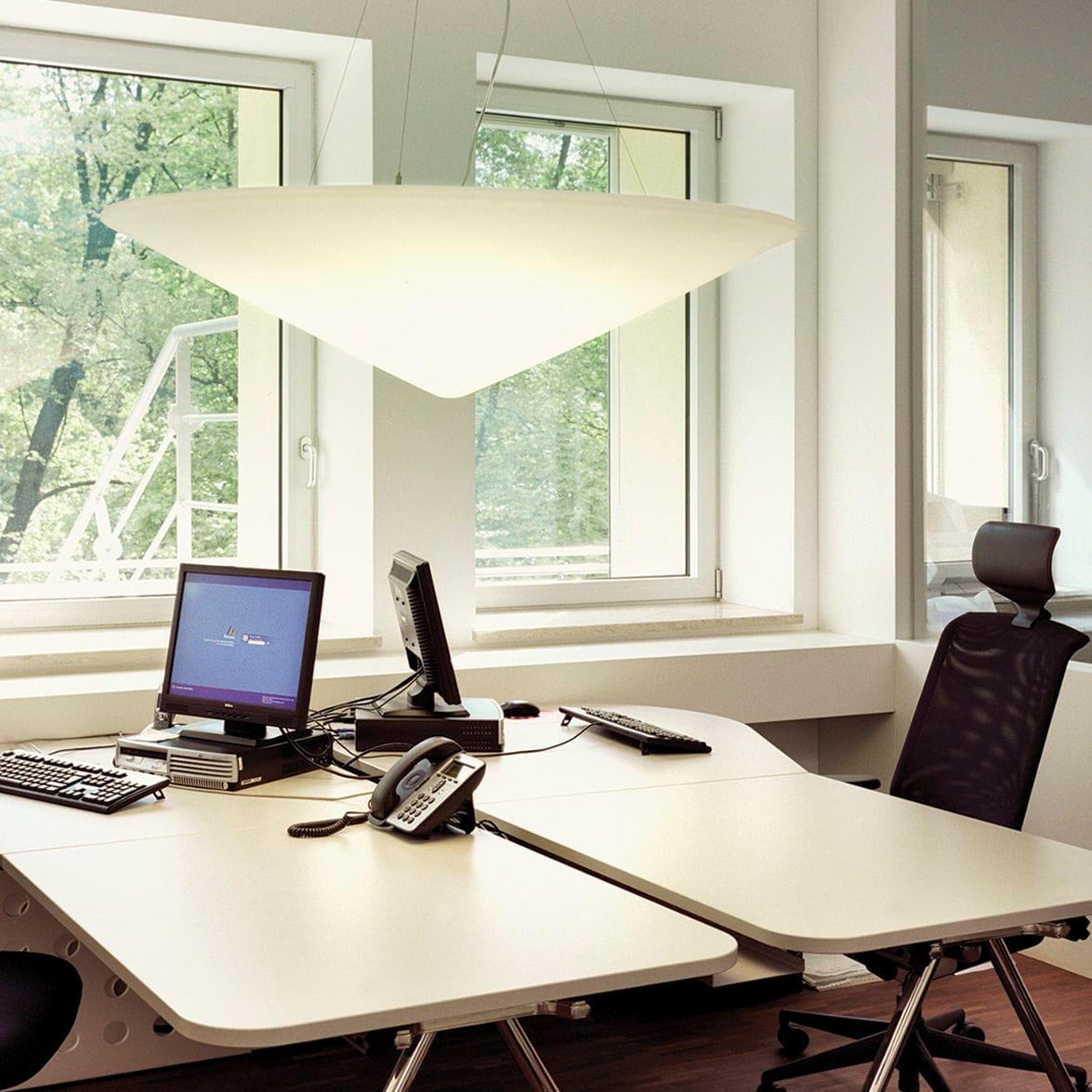 Othian pendellampa polyeten vinklad hatt minimalistisk