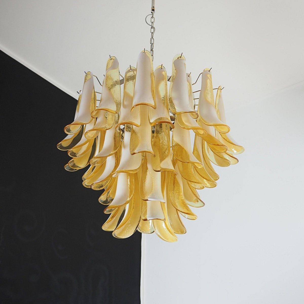 Velelian lysekrone med ravfarvede lagdelte Murano-glasblade