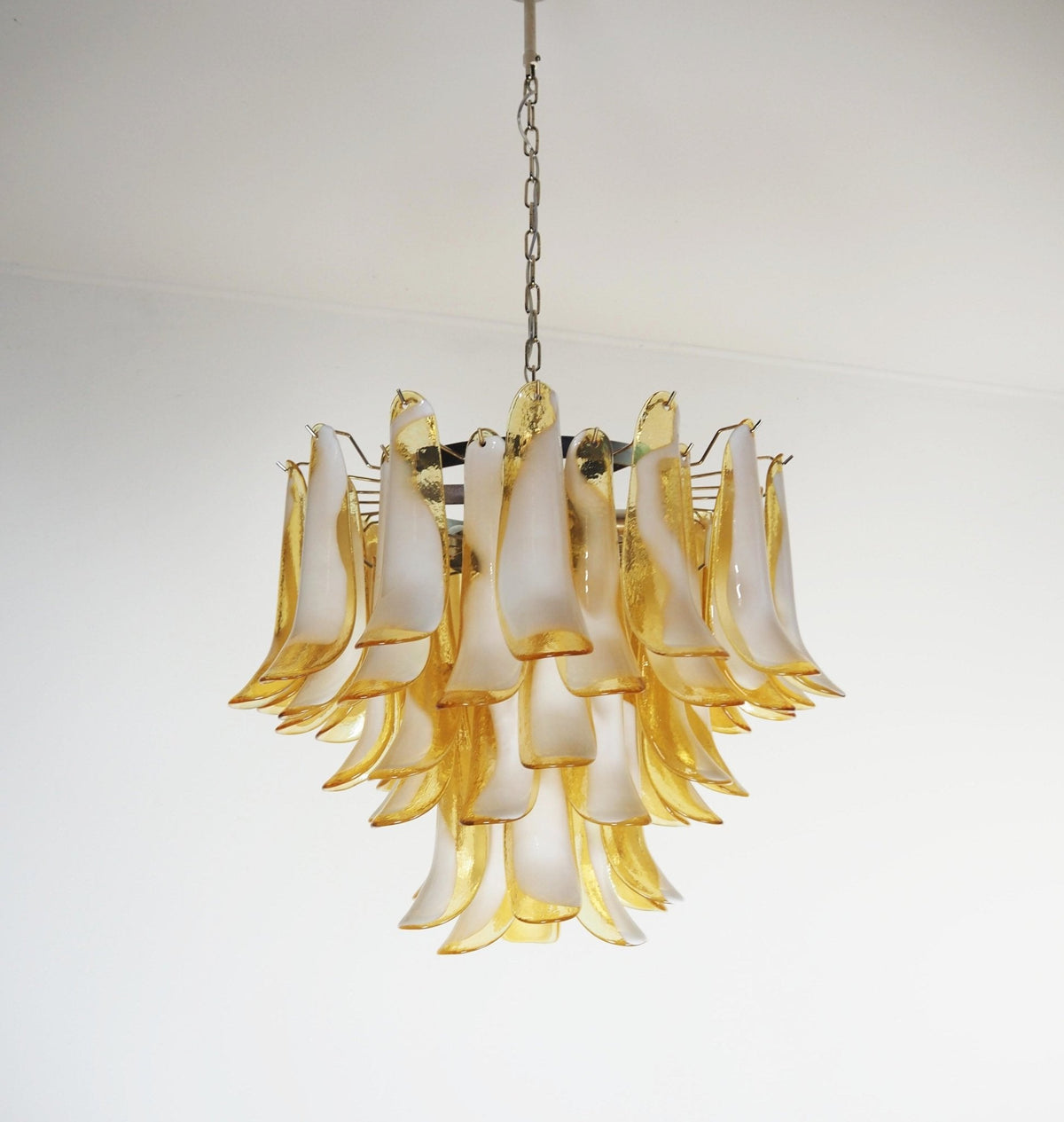 Velelian lysekrone med ravfarvede lagdelte Murano-glasblade