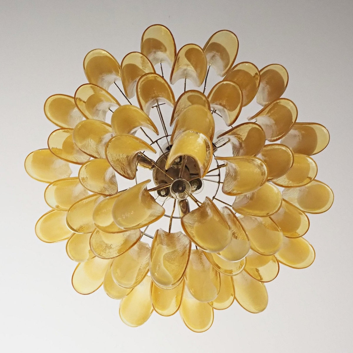 Velelian lysekrone med ravfarvede lagdelte Murano-glasblade