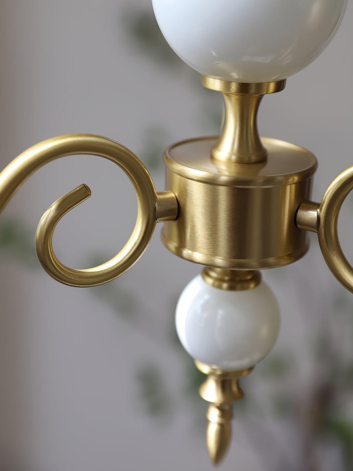 Oriirira-lysekrone Carlita i guld, moderne, med fem arme