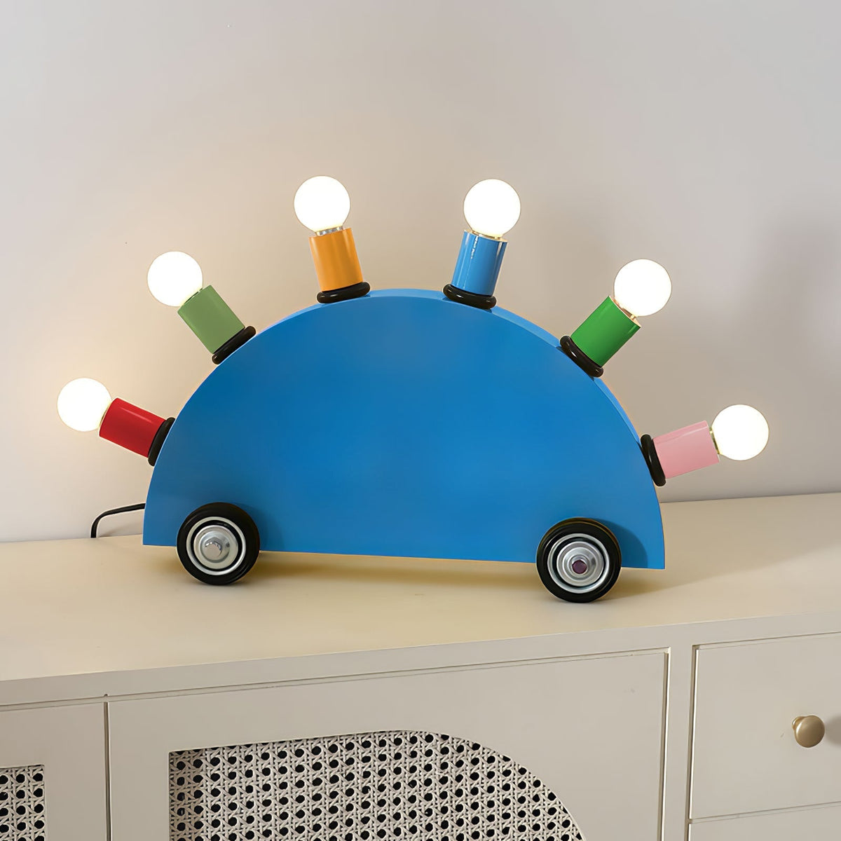 Mirerette bordlampe med farverig bil til børneværelset