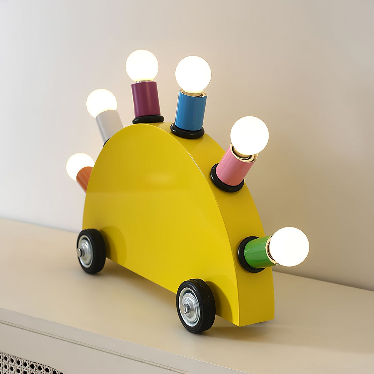 Mirerette bordlampe med farverig bil til børneværelset