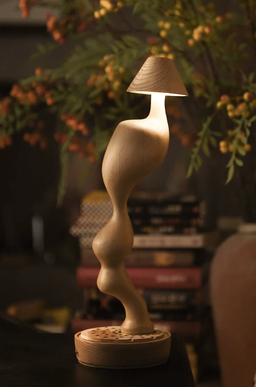 Sladdlös bordslampa i snidat trä