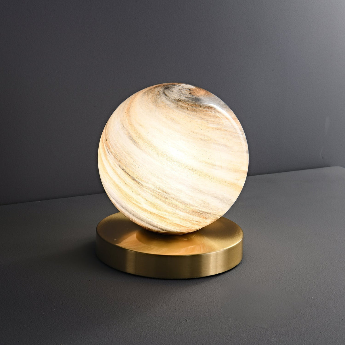 Casuelle samtida bordslampa i mässing