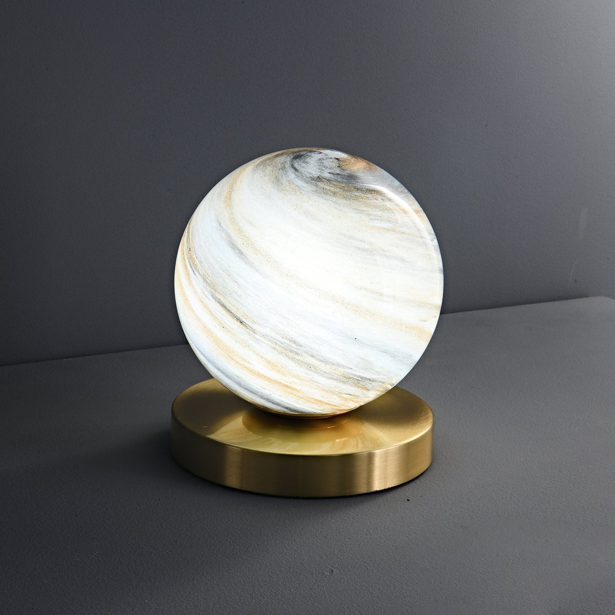 Casuelle samtida bordslampa i mässing