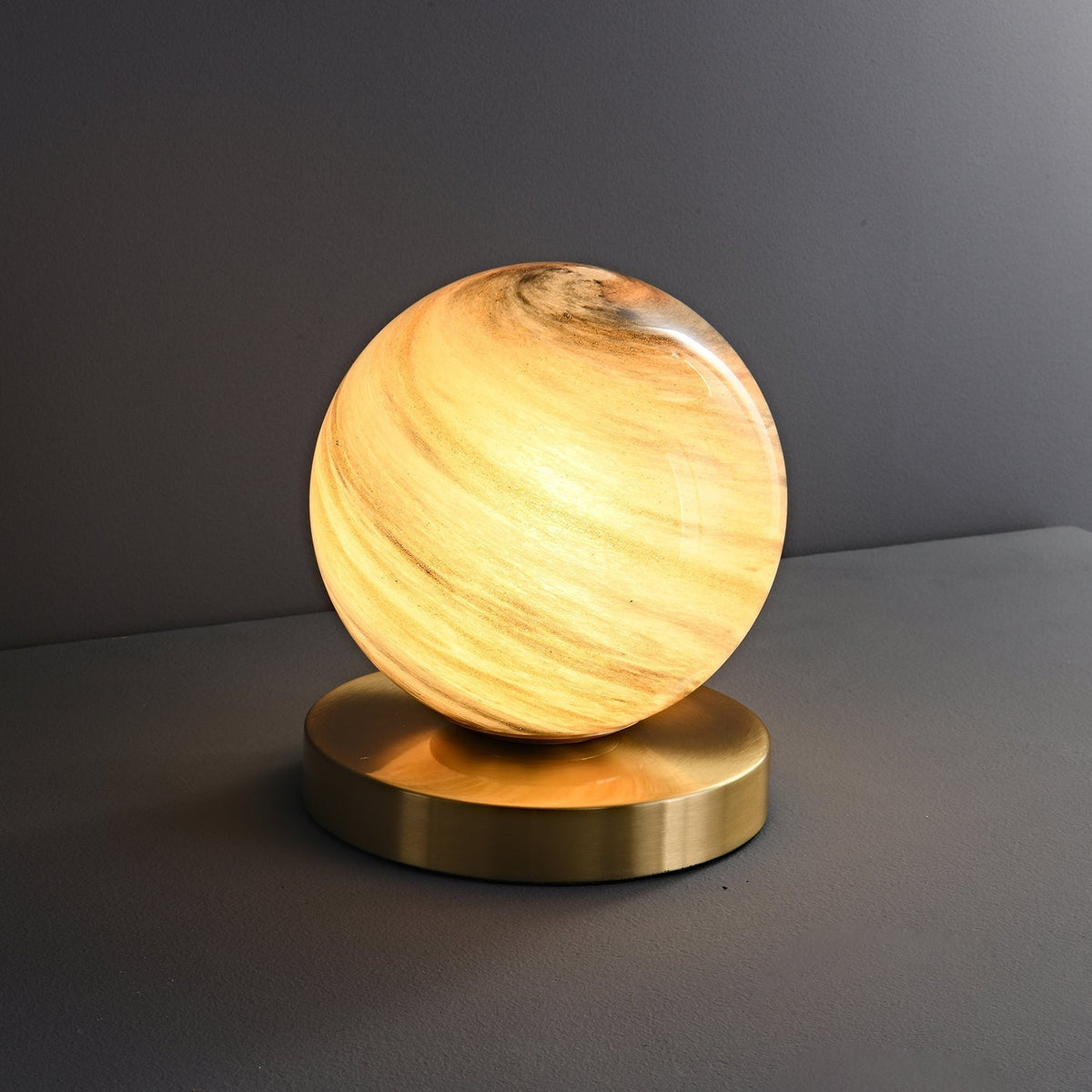 Casuelle samtida bordslampa i mässing