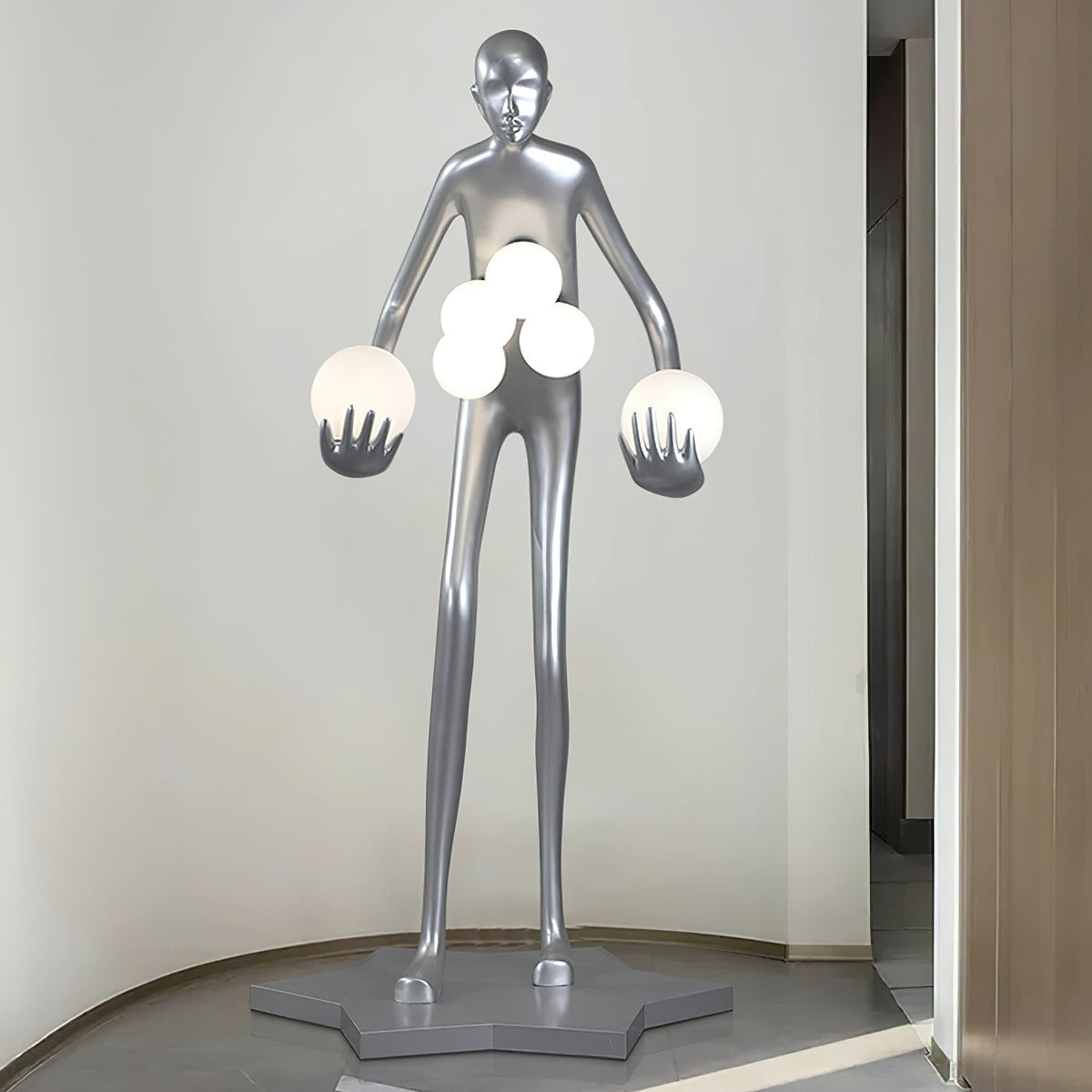 Silvaris skulptural golvlampa