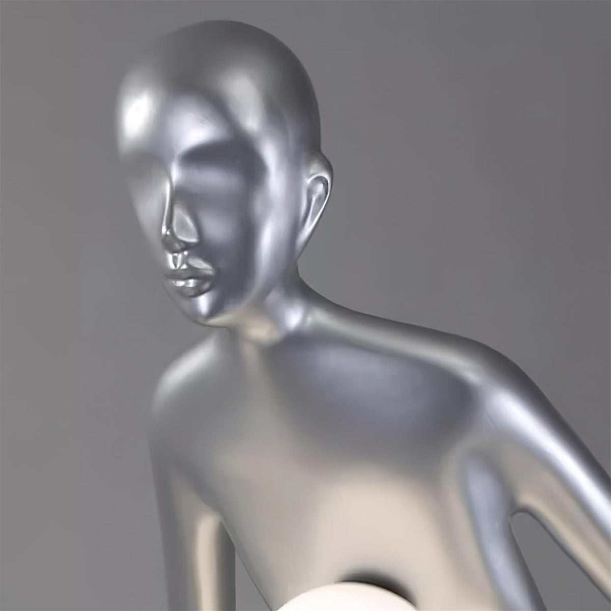 Silvaris skulptural golvlampa