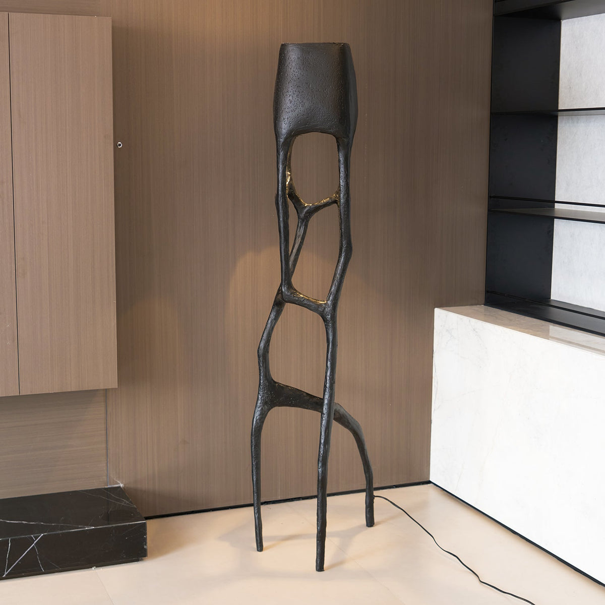 Candeeiro de pé com escultura gótica Caelith