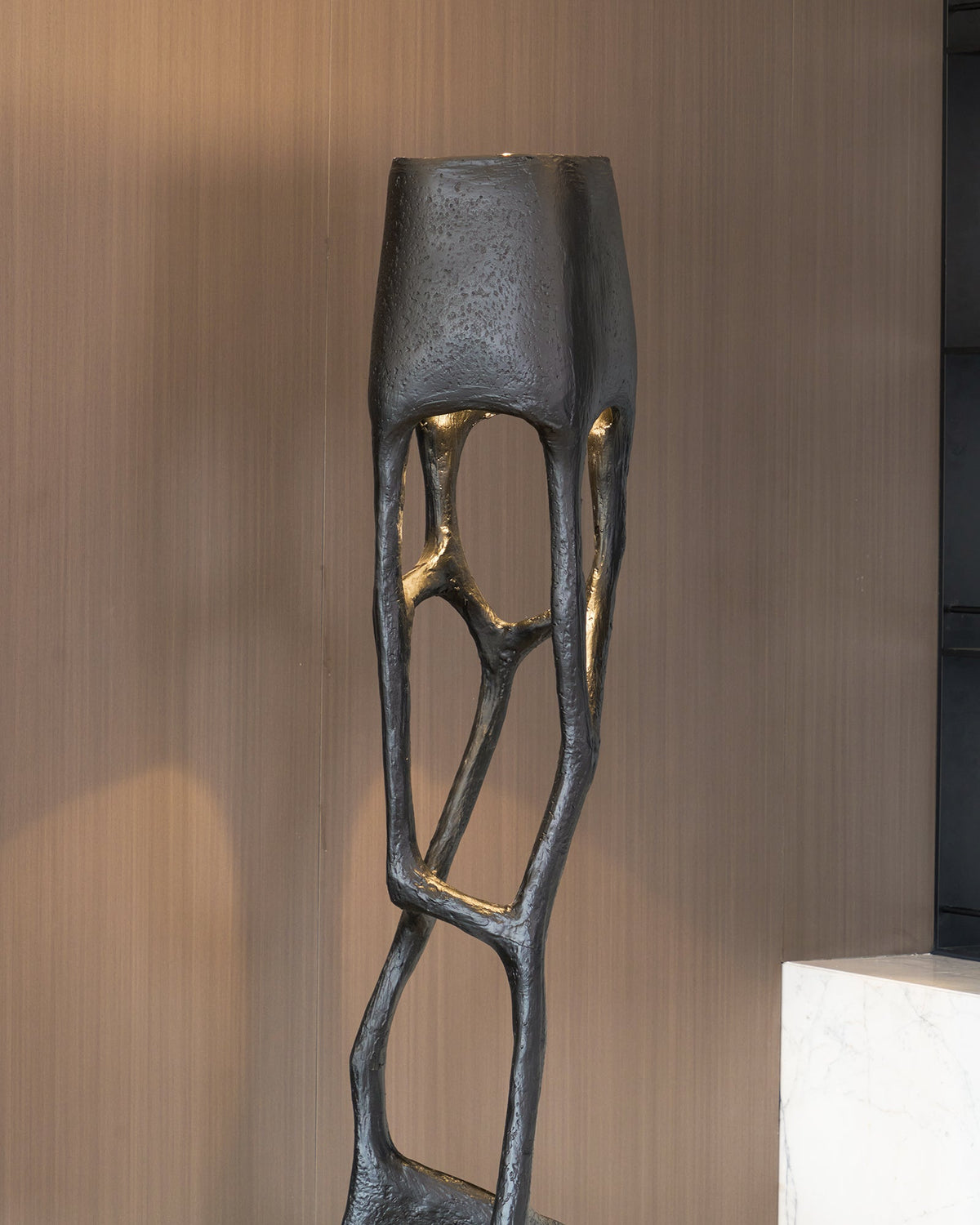 Candeeiro de pé com escultura gótica Caelith