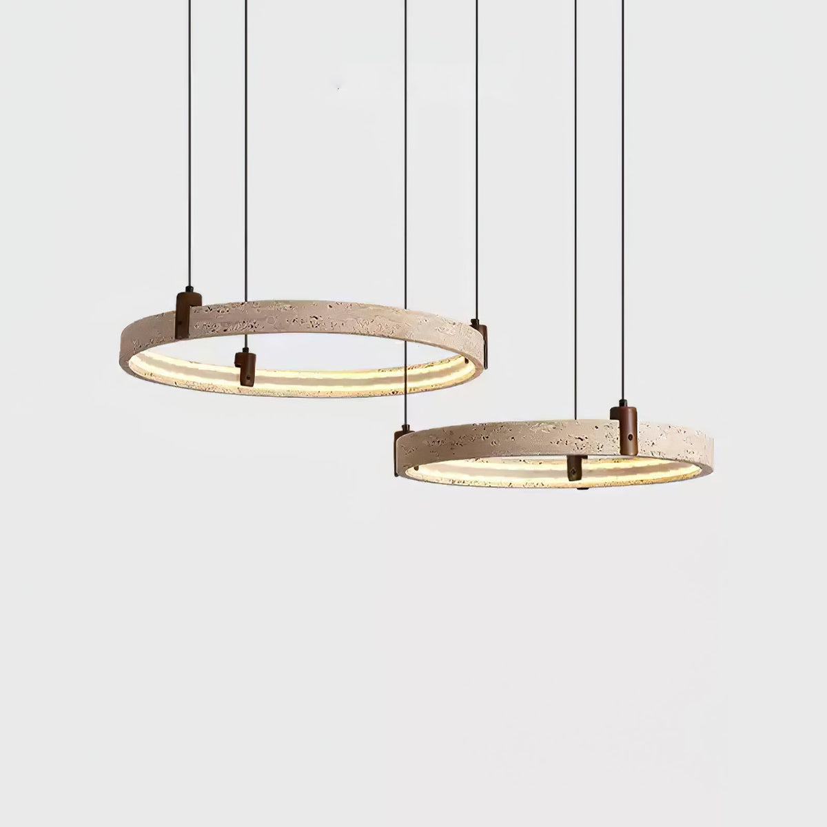 Celestial Orbit-lysekrone med ring i travertin