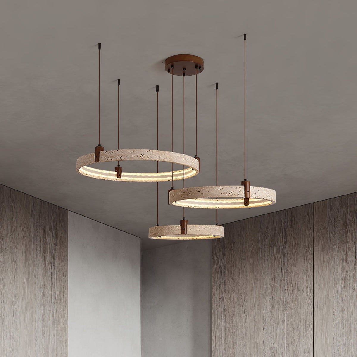 Celestial Orbit-lysekrone med ring i travertin
