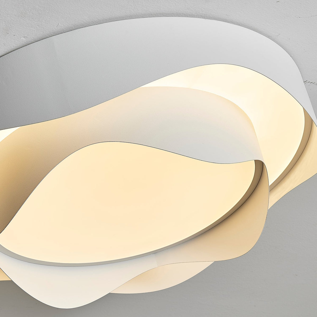 Elaisise hvid loftlampe til stuen