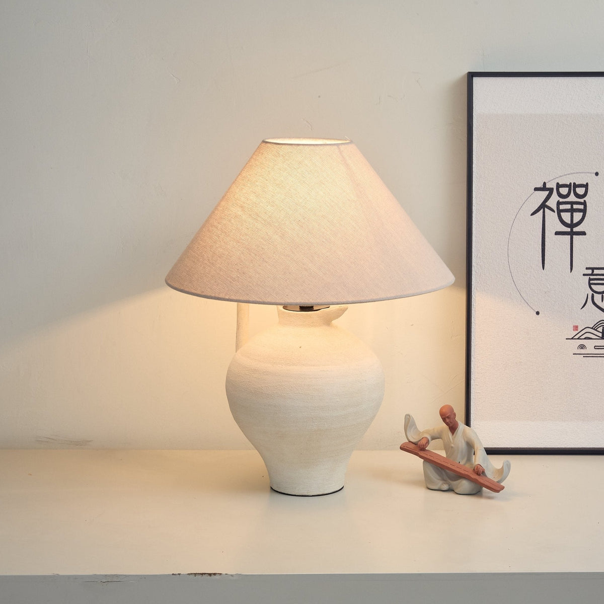 Bordlampe formet som en keramikkande